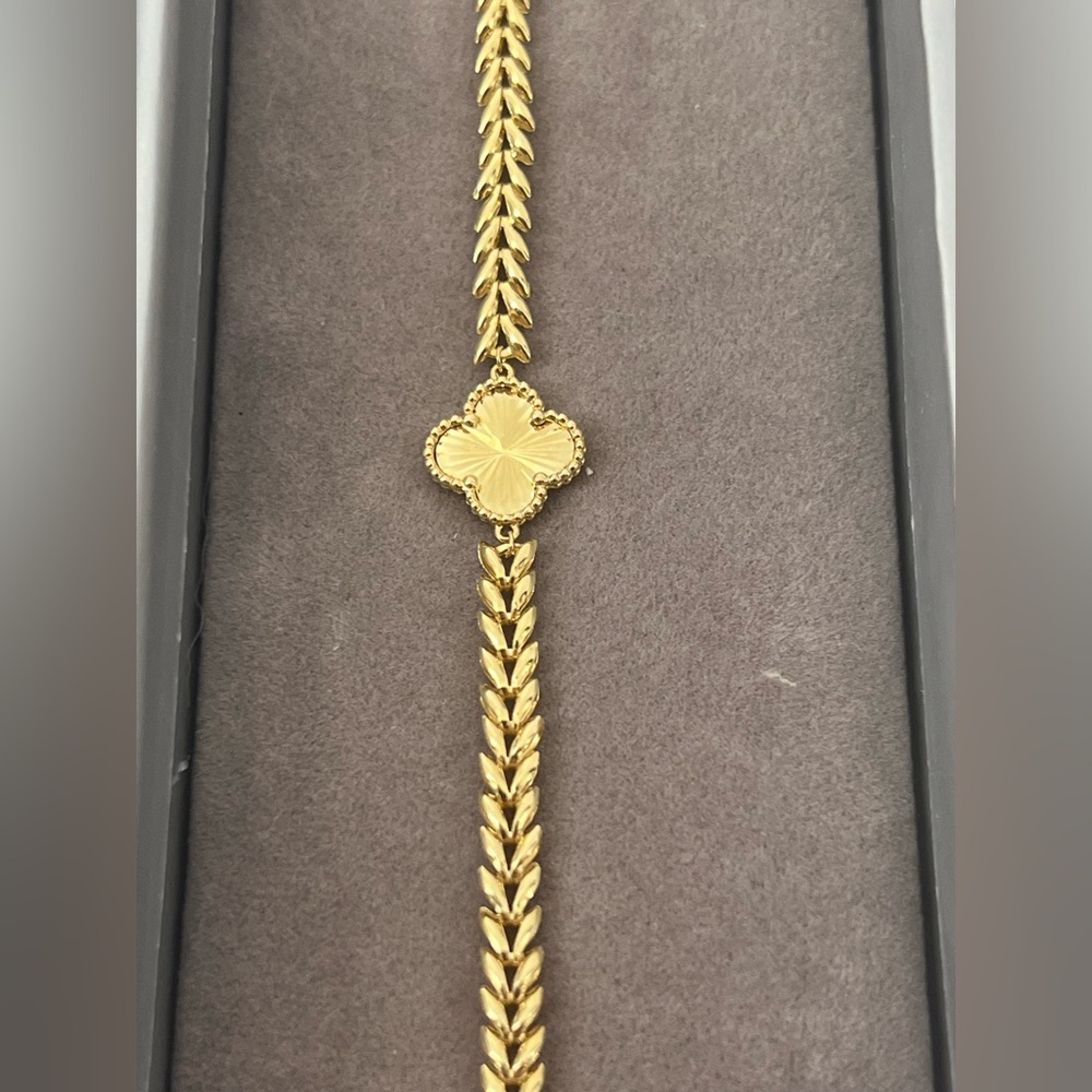 18K Solid Gold Clover Link Bracelet - Picture 3 of 8